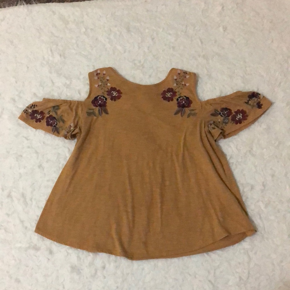 Shoulder cut floral blouse